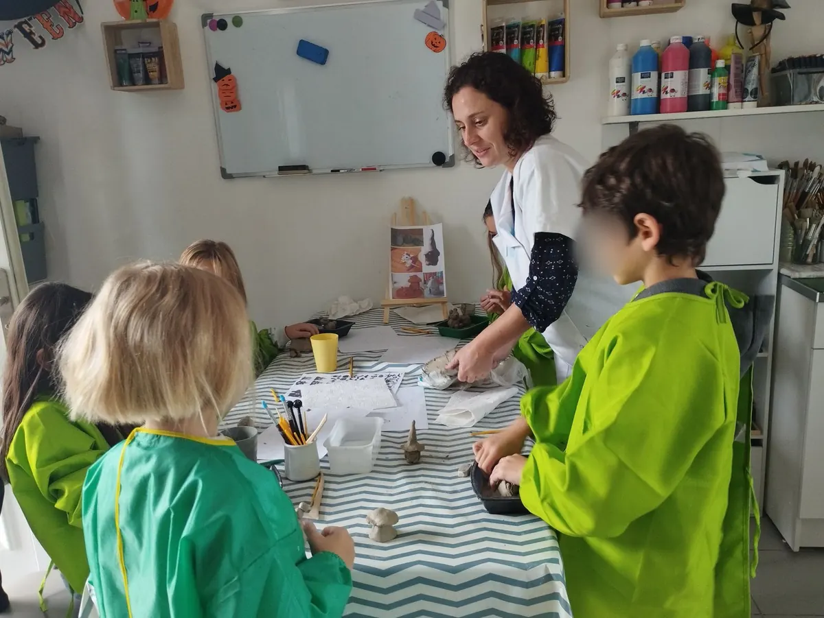 L'atelier pendant un cours, les enfants autour de la table